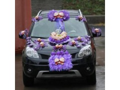 婚车用心形鲜花来布置, 简直浪漫的无以复加!